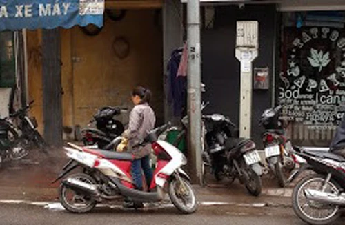 Vỉa hè trước cửa, cứ tưởng của mình