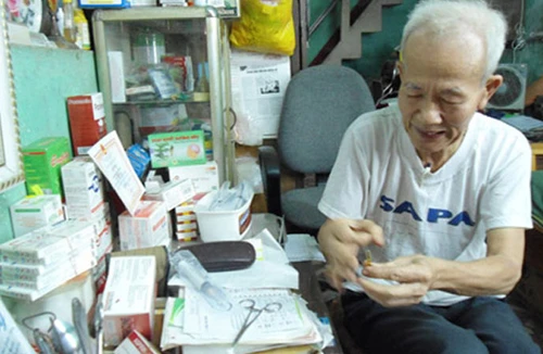 Khám bệnh trong lúc xếp hàng chờ lĩnh lương