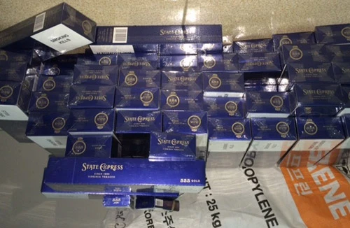 Nữ “xe ôm” vận chuyển thuốc lá “lậu”