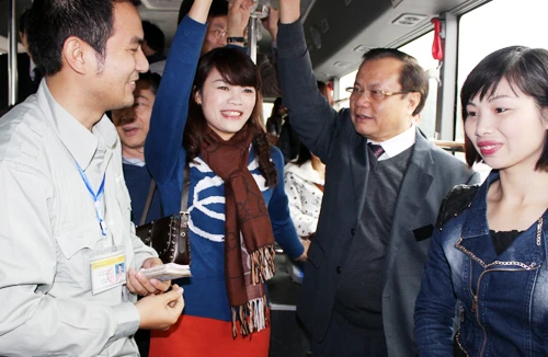 Bí thư Thành ủy Hà Nội đi xe buýt