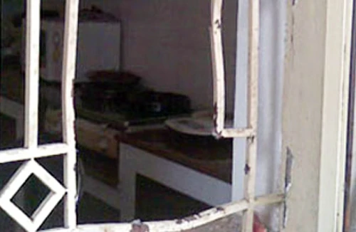 Trộm đột nhập dùng đèn khò phá cửa 