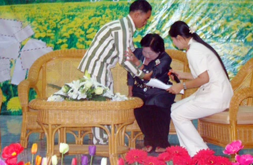 Những giọt nước mắt rơi xuống từ trại giam