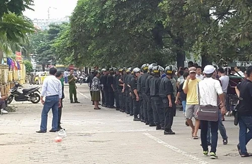 Tạm giữ 10 “phe” vé 