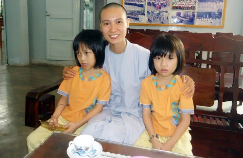 Ngôi chùa có 20 sư cô làm mẹ của 200 đứa con
