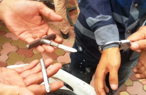 Dạo phố bằng xe gian, “găm” theo vam phá khóa 