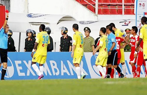 Tiền đạo Samson: “Họ chơi xấu tôi trước”