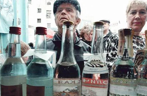 Nga: Gia tăng số người chết vì rượu “tự chế” ở chợ đen