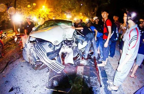 Ô tô Venza lao thẳng vào gốc cây