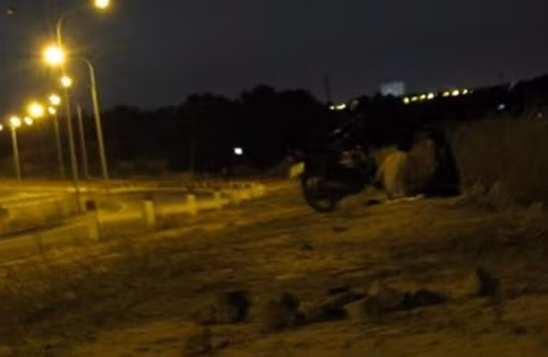 Lấy trộm quần của đôi tình nhân đang ân ái phạm tội gì?