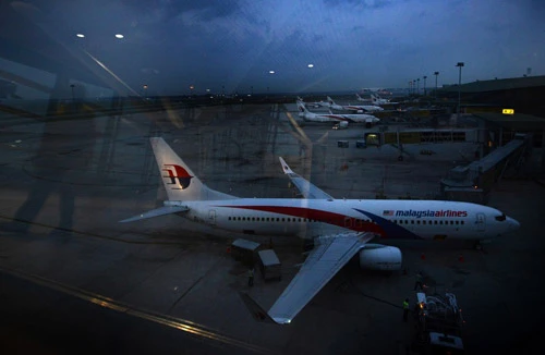 Máy bay Malaysia Airlines suýt va chạm 