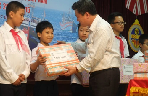 Nhớ bố ở hải đảo, con ở nhà gắng học thật tốt