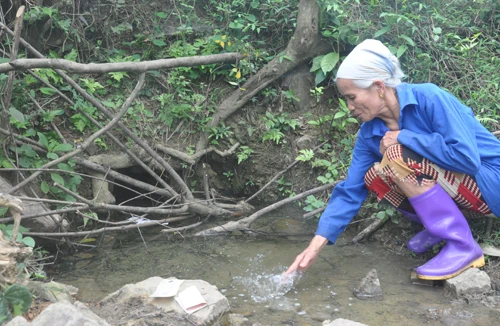 Kỳ lạ mó nước chữa được bệnh ở xứ Mường