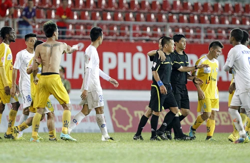 Trọng tài V-League mắc sai sót nghiêm trọng
