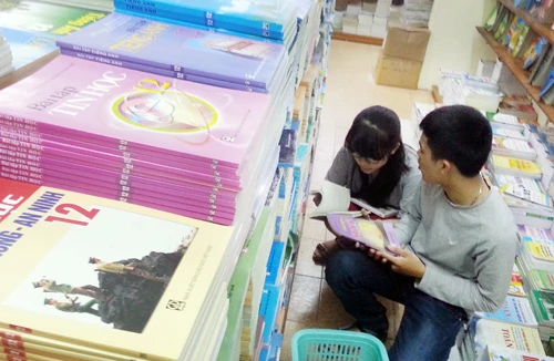 Sách giáo khoa cần “giảm dạy chữ, tăng dạy người”