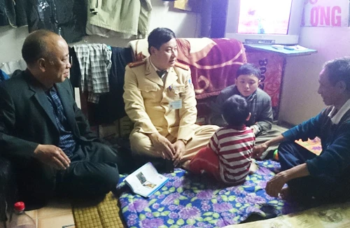 Giữa đêm khuya, tìm lại nhà cho cháu bé bị lạc