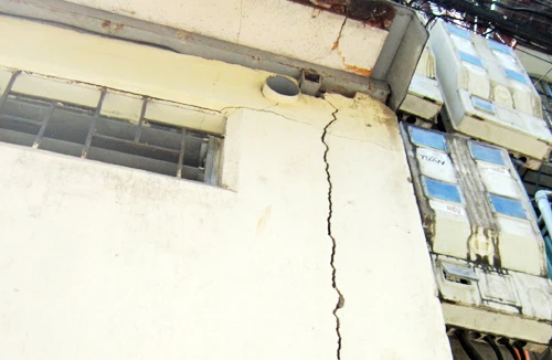 Nơm nớp lo nhà sập