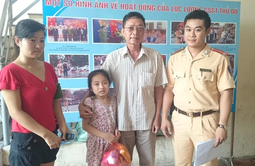 CSGT tìm gia đình cho cháu bé 7 tuổi bị lạc