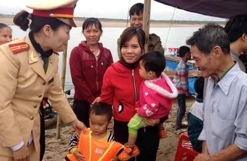 Ngày vui giữa bãi sông Hồng