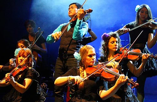 Đàn dây kết hợp đàn điện tử