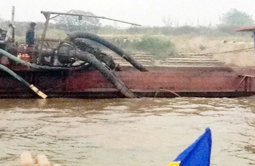 Bắt quả tang cát tặc sát cầu Nhật Tân