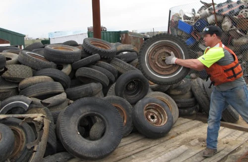 Người Mỹ vứt gì xuống sông?