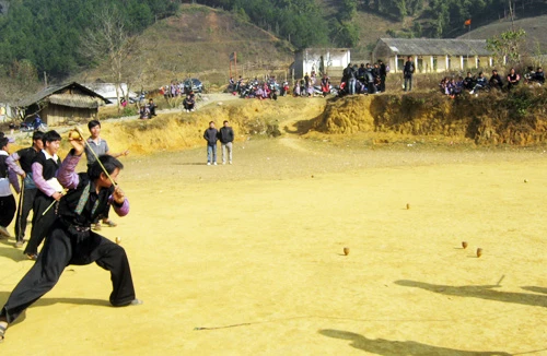 Đánh cù cùng người Mông