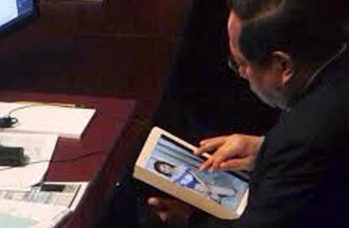 Nghị sĩ xem ảnh “mát mẻ” trong cuộc họp