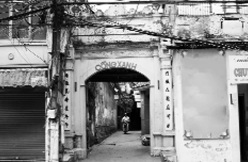 Cổng làng trong phố