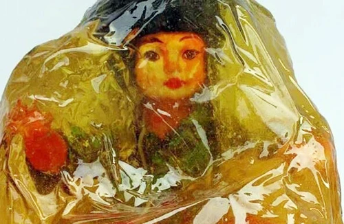 Nhốt búp bê vào khối trong suốt và một thử nghiệm mới 