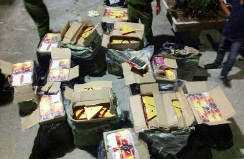 400kg pháo nổ nhét trong xe khách