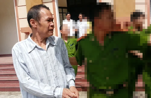 Gạ tình cháu bé hàng xóm, hứa cho đi làm “gái” 