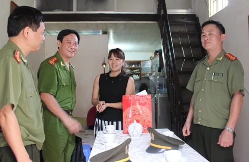 Thăm hỏi gia đình chiến sỹ Hải quân có hoàn cảnh khó khăn