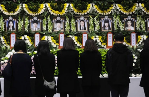 Học sinh buộc phao vào nhau khi phà Sewol chìm