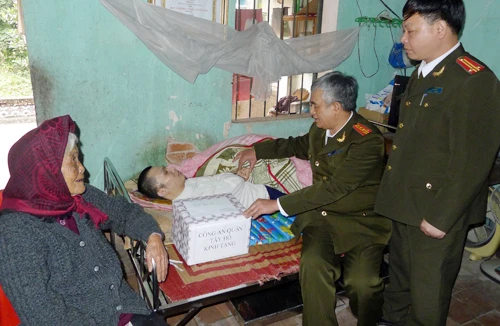 CAQ Tây Hồ: Chia sẻ khó khăn với đồng đội