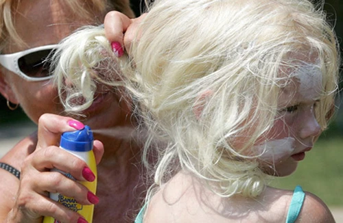 Tránh dùng kem chống nắng dạng xịt cho trẻ