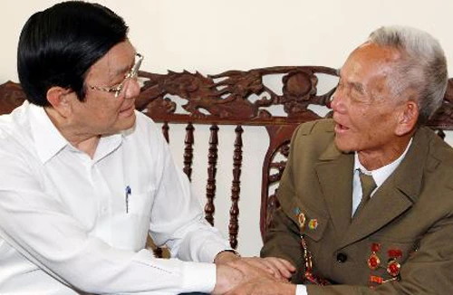 Chủ tịch nước Trương Tấn Sang thăm các gia đình chiến sĩ Điện Biên 