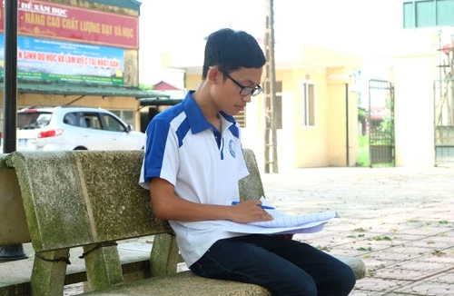 Thủ khoa lớn lên trong gian nhà vách đất