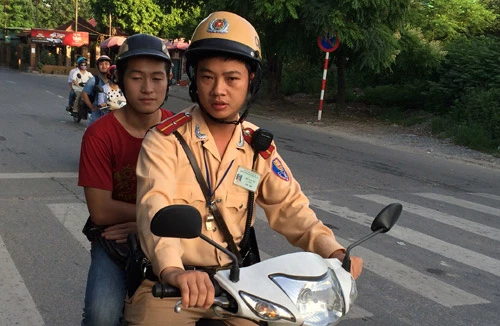 CSGT Hà Nội hết lòng giúp đỡ thí sinh gặp khó khăn