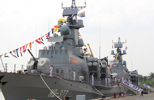 Thượng cờ 2 tàu tên lửa hiện đại