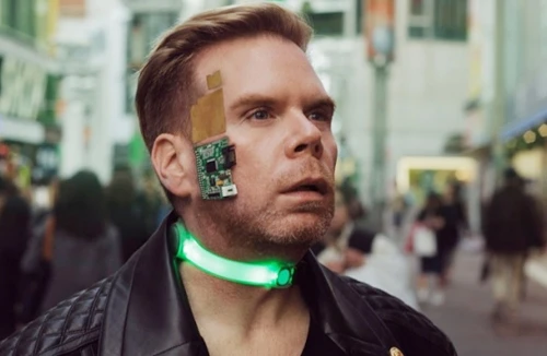 5 năm sống chung với 700 thiết bị điện tử trên người