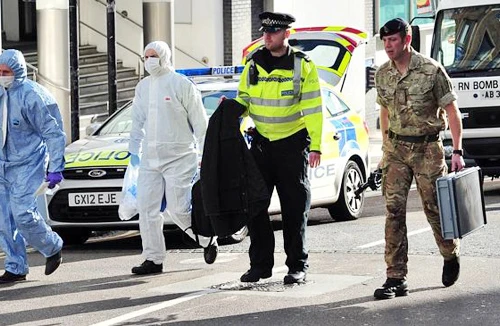 Anh: Nhiều văn phòng tuyển quân nhận “bom thư”