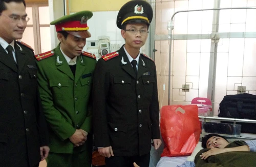 Quỹ Hỗ trợ thanh niên Công an Thủ đô trao quà