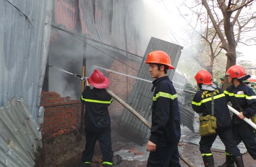 Kho hàng lớn giữa khu dân cư bốc hỏa 