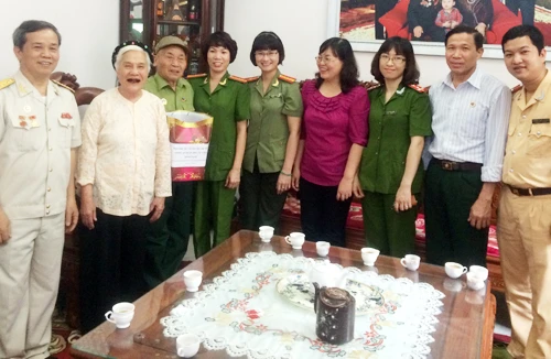 Tặng quà các cựu chiến binh Điện Biên Phủ