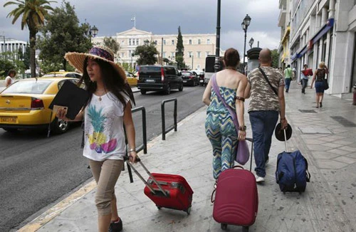 Vượt qua “cơn bão” nợ công