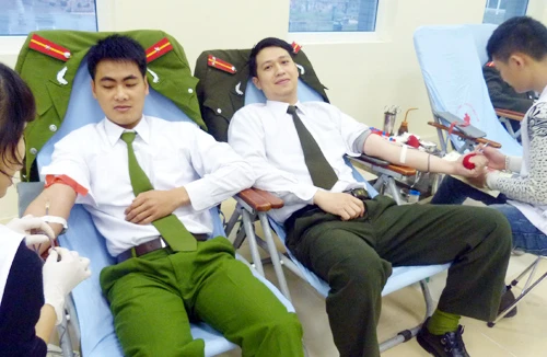 Gần 500 đoàn viên CATP tham gia hiến máu