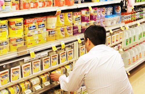 Giá sữa liên tục tăng và nghi vấn chuyển giá