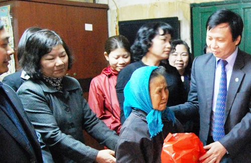 Thăm và chúc Tết các đồng chí lão thành cách mạng