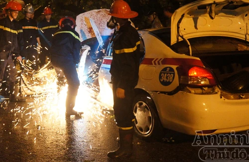 Mưa giông mạnh, nhiều cây đổ trong nội thành Hà Nội