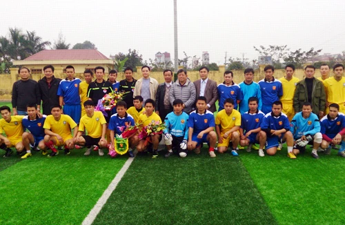 Đội bóng An ninh Thủ đô thi đấu giao hữu tại Hưng Yên